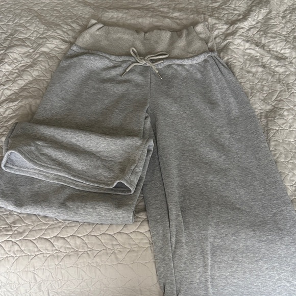 Pants - Gray Women’s Sweatpants with Drawstring Waist Very Comfortable Never Worn
